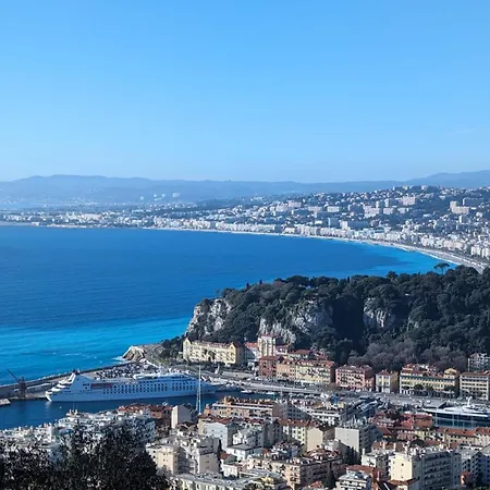 En Classe 2 Etoiles Au Bord De 4 Couchages Avec Lit Superpose Et Au Salon Un Canape Convertible Et Piscine A 300 M Des Transports Communs,gare Ferroviaire,commerces Et Plages Антиб