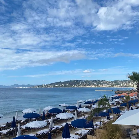 En Classe 2 Etoiles Au Bord De 4 Couchages Avec Lit Superpose Et Au Salon Un Canape Convertible Et Piscine A 300 M Des Transports Communs,gare Ferroviaire,commerces Et Plages * Антиб