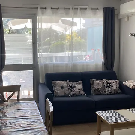 En Classe 2 Etoiles Au Bord De 4 Couchages Avec Lit Superpose Et Au Salon Un Canape Convertible Et Piscine A 300 M Des Transports Communs,gare Ferroviaire,commerces Et Plages Апартаменты *