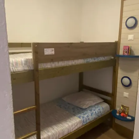 Apartment En Classe 2 Etoiles Au Bord De 4 Couchages Avec Lit Superpose Et Au Salon Un Canape Convertible Et Piscine A 300 M Des Transports Communs,gare Ferroviaire,commerces Et Plages