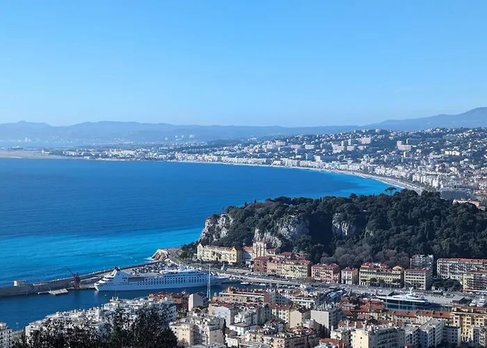 En Classe 2 Etoiles Au Bord De 4 Couchages Avec Lit Superpose Et Au Salon Un Canape Convertible Et Piscine A 300 M Des Transports Communs,gare Ferroviaire,commerces Et Plages 昂蒂布