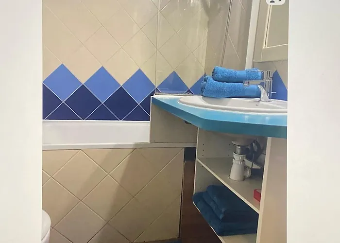 En Classe 2 Etoiles Au Bord De 4 Couchages Avec Lit Superpose Et Au Salon Un Canape Convertible Et Piscine A 300 M Des Transports Communs,gare Ferroviaire,commerces Et Plages Апартаменты