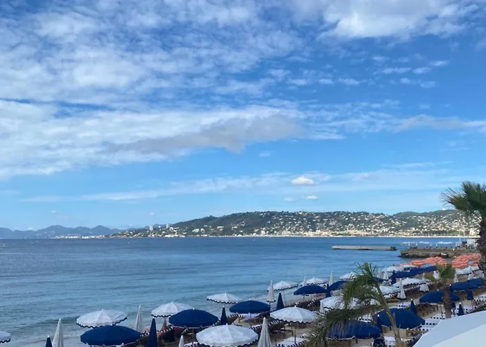 En Classe 2 Etoiles Au Bord De 4 Couchages Avec Lit Superpose Et Au Salon Un Canape Convertible Et Piscine A 300 M Des Transports Communs,gare Ferroviaire,commerces Et Plages * 昂蒂布